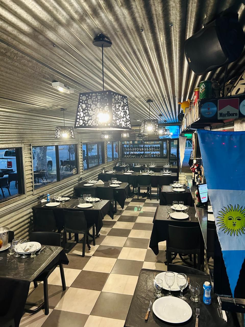 Salón de noche, mesas con mantel negro