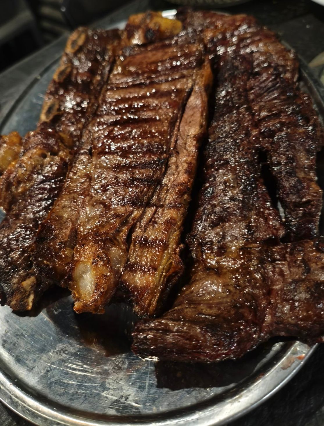 Asado a la parrilla, recién servido