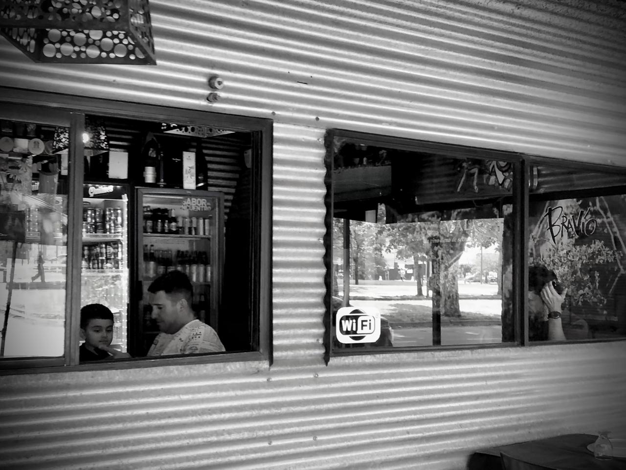 Ventanas de chapa con el salón adentro