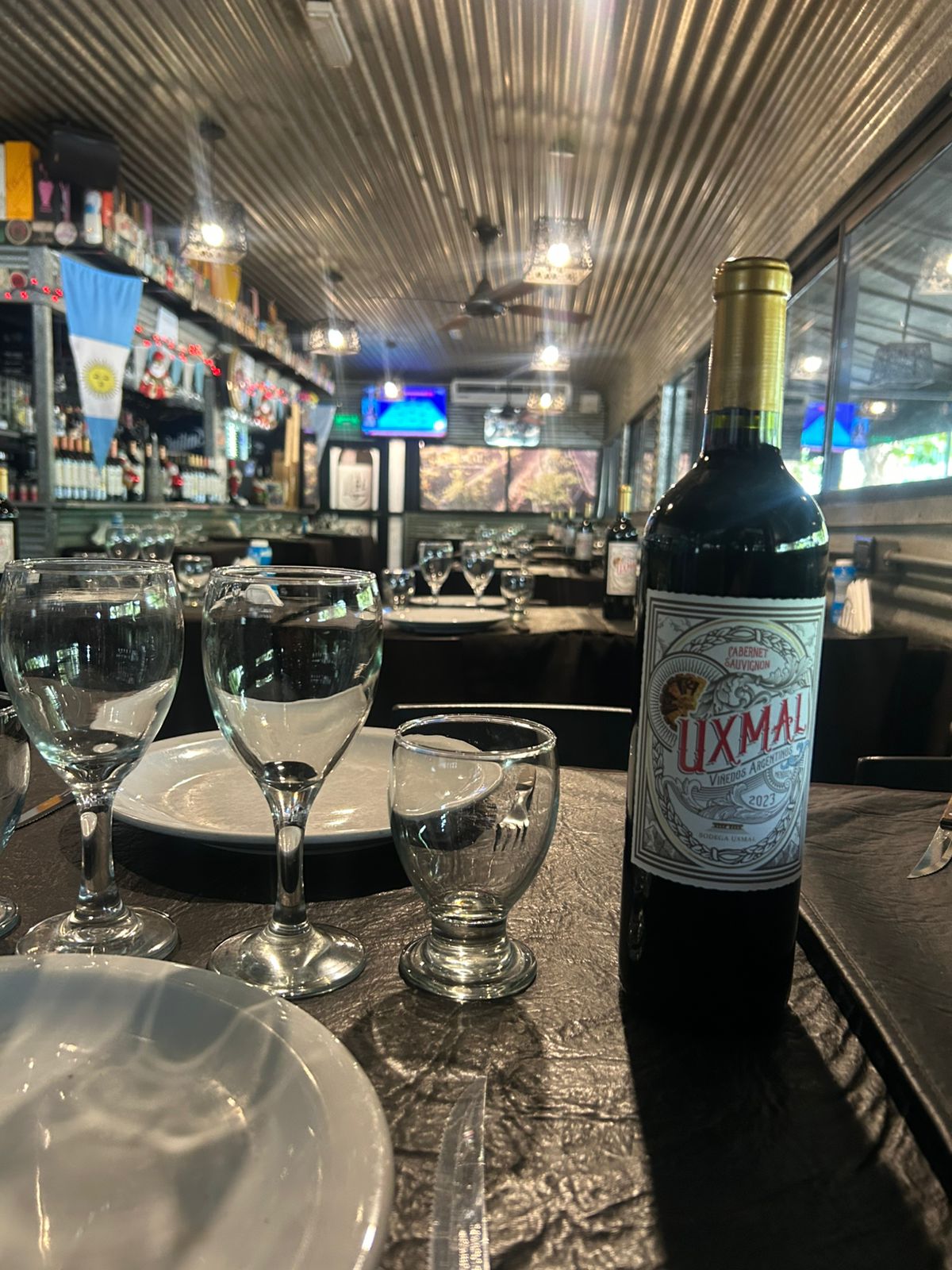 Botella de vino Uxmal sobre la mesa
